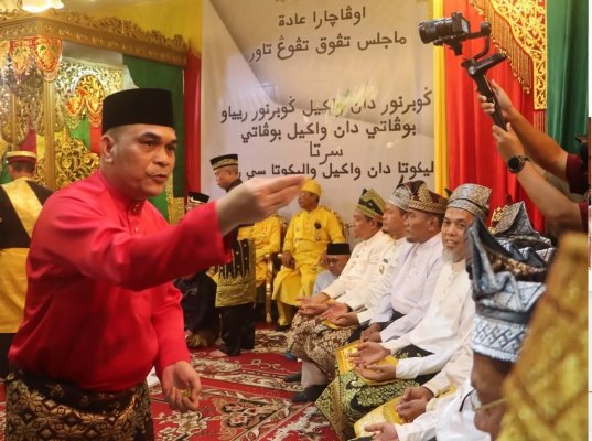 Pimpinan DPRD Riau Menghadiri Tepuk Tepung Tawar Gubri dan Wagubri Simbol Restu Adat Melayu