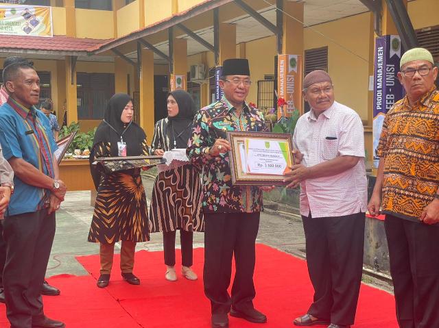 Dinilai Berprestasi, 10 Koperasi Diberikan Penghargaan Dari Dinas Koperasi dan UKM Inhil