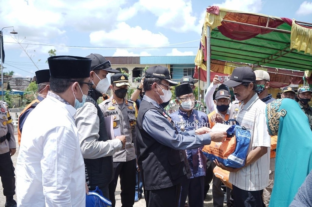Bupati Inhil Pimpin Langsung Penyerahan Bantuan Korban Angin Puting Beliung di Reteh