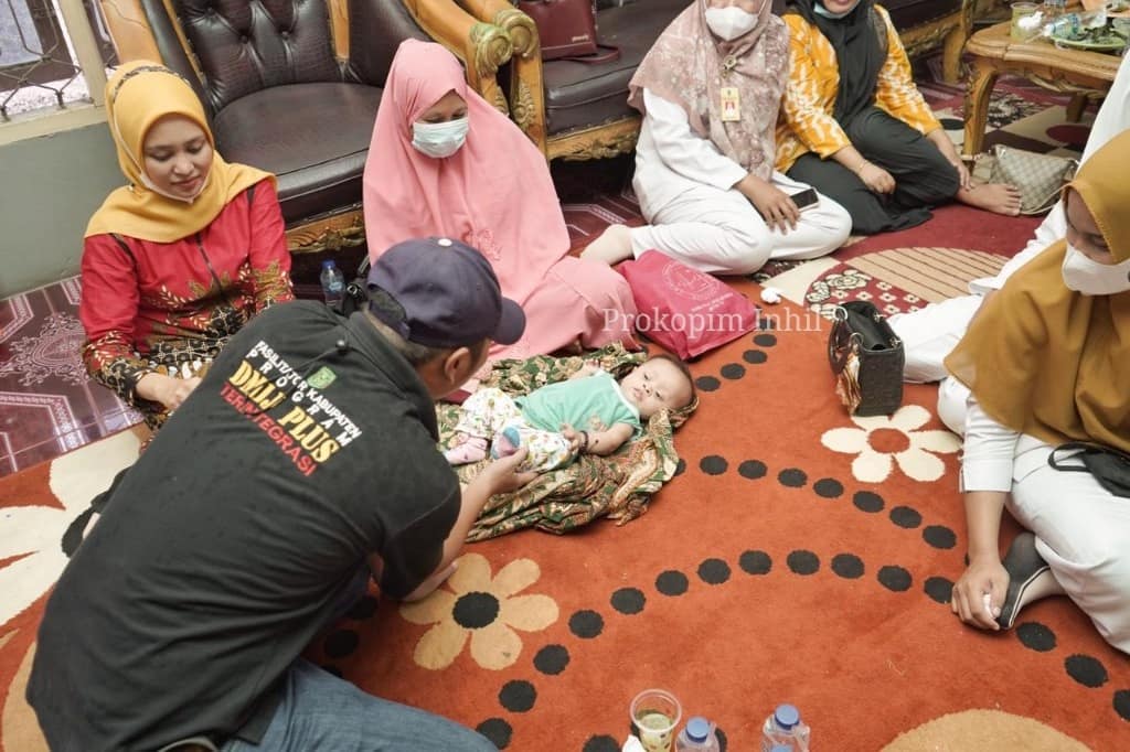 Hj Zulaikhah Wardan Kunjungi Balita Gizi Kurang di Kecamatan Kemuning