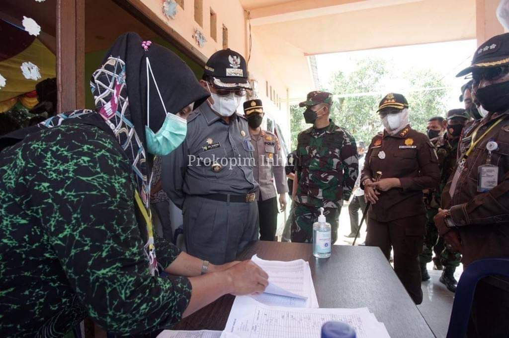 Bupati Inhil Tinjau Langsung Pilkades Serentak di Desa Karya Tani