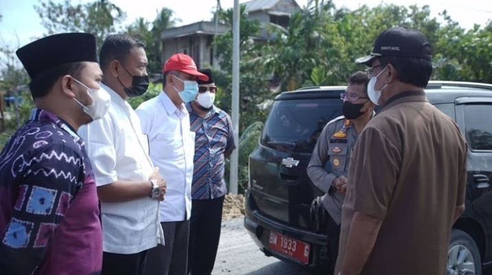 Bupati Wardan Tinjau Pengaspalan Ruas Jalan di Desa Nusantara Jaya Keritang