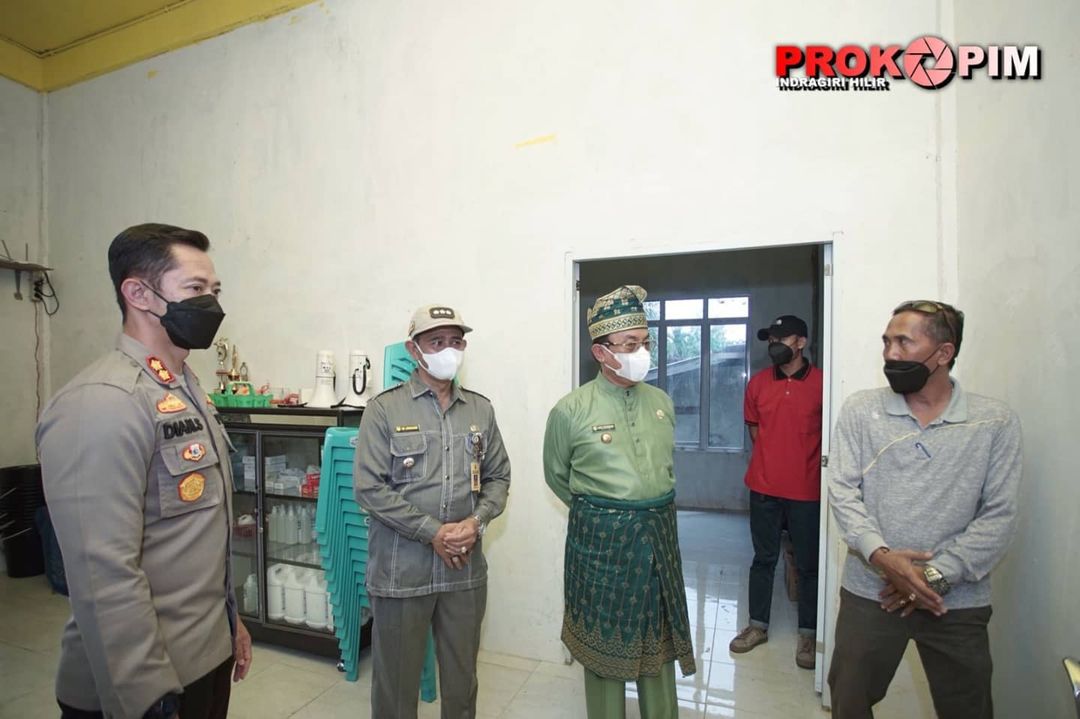 Bupati Inhil Sambangi Bangunan Baru Kantor Desa Mumpa