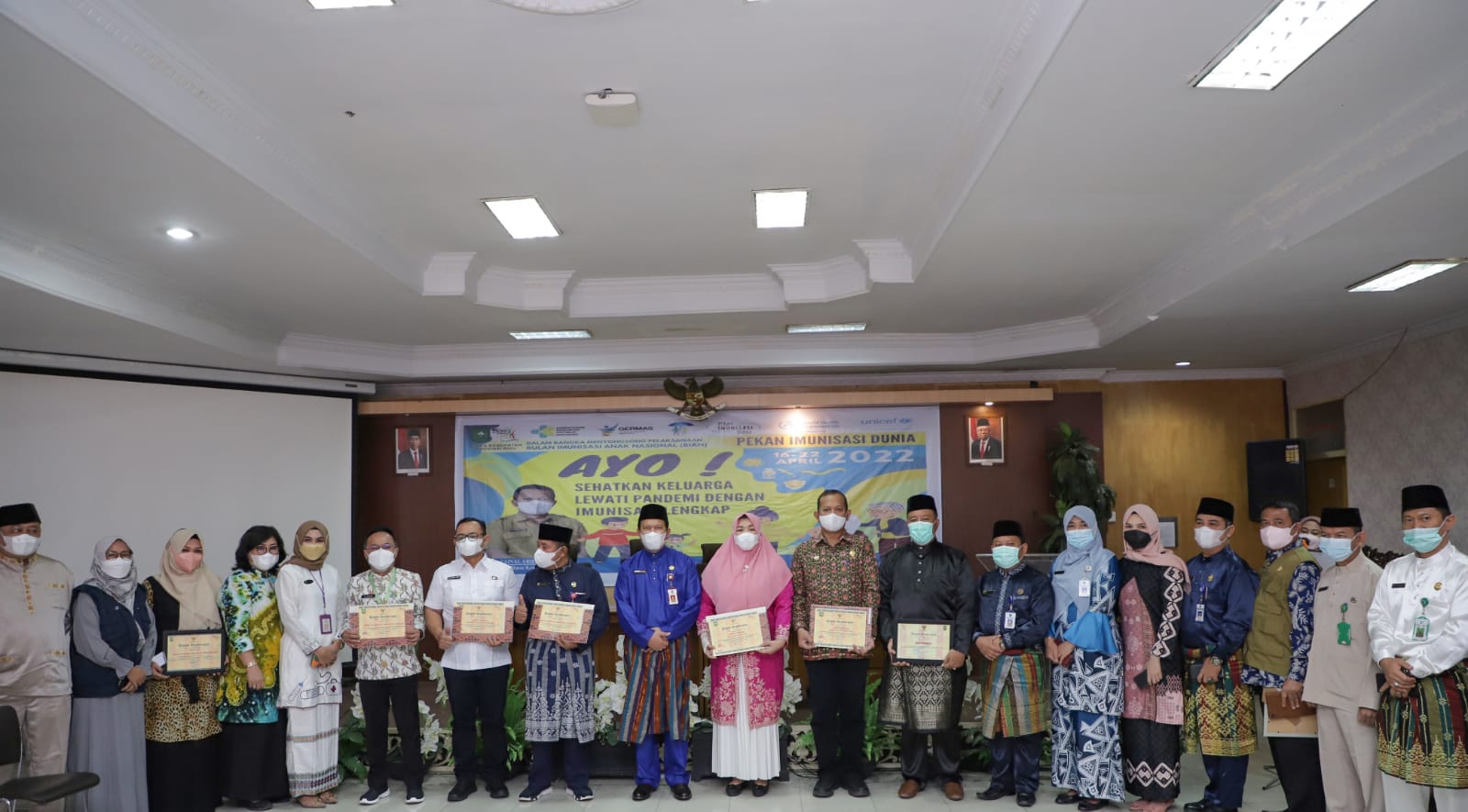 Dinkes Inhil Raih Penghargaan Peringkat 1 Capaian Vaksinasi se- Riau