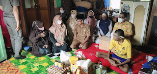 Dinsos Inhil Salurkan Bantuan Kepada Penderita Paru dan Jantung