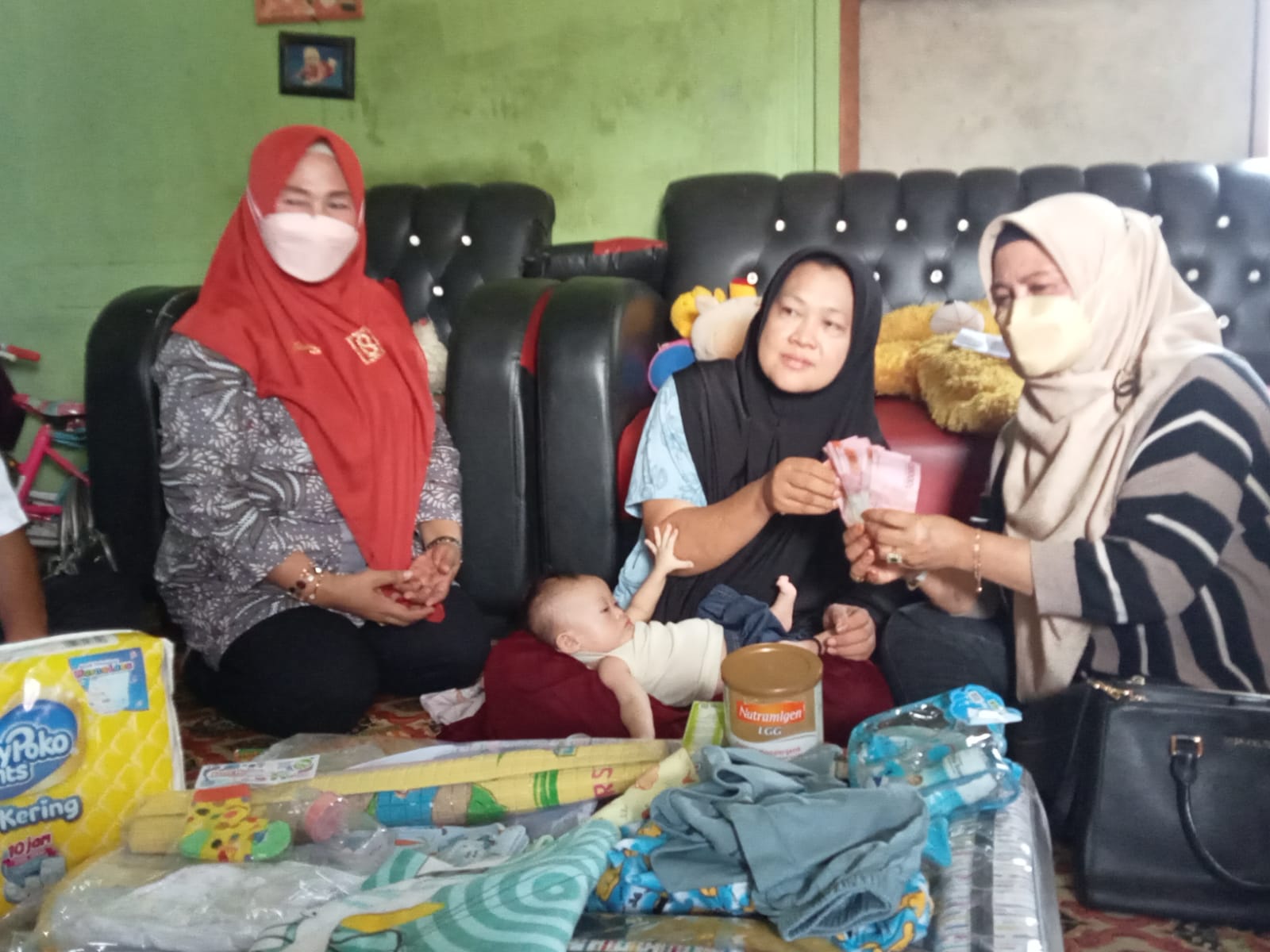 Dinas Sosial Inhil Salurkan Bantuan untuk Balita Kelainan Jantung