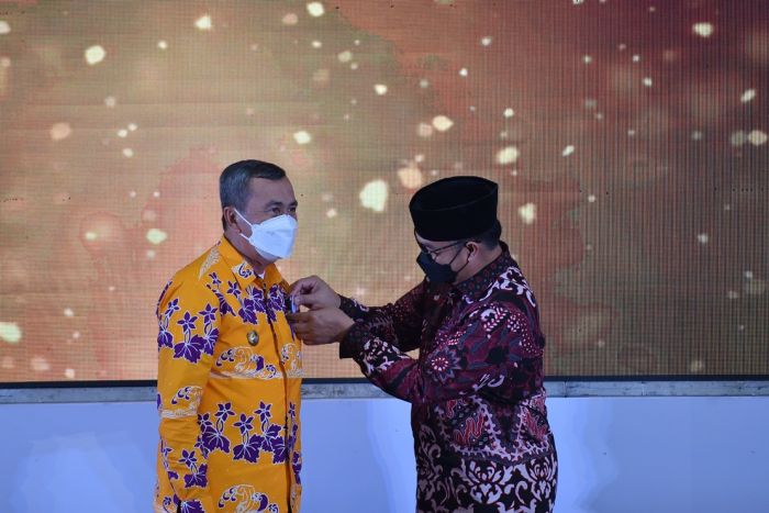 Dinilai Peduli Dukung Kemajuan KB di Riau, Gubri Syamsuar Raih MKK 2022 dari BKKBN RI