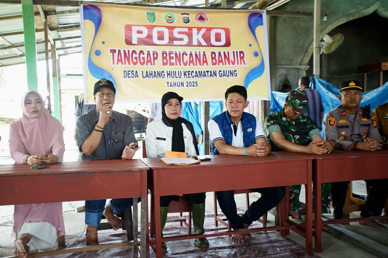 Wabup Inhil Salurkan Bantuan Kepada Korban Banjir di Lahang Baru