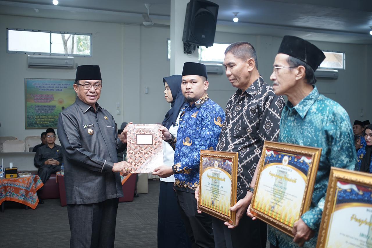 127 CPNS Inhil Resmi Terima SK PNS dari Bupati Wardan