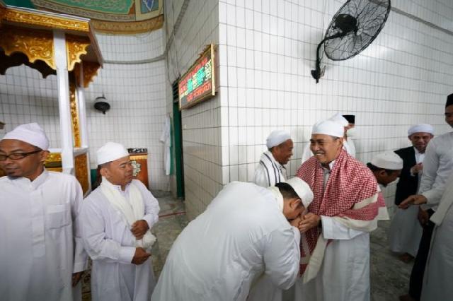 Gubernur Riau Syamsuar Sholat Idul Adha di Ponpes Babussalam Pekanbaru