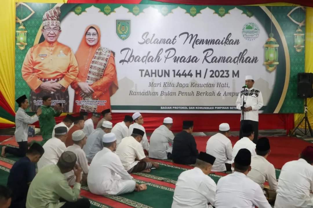 Bupati Inhil dan Ketua TP PKK Shalat Terawih di Halaman Rumah Dinas
