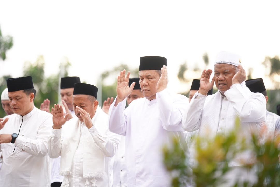 Plt. Gubri Bersama Ribuan Masyarakat Laksanakan Shalat Idul Adha di Halaman Kantor Gubernur