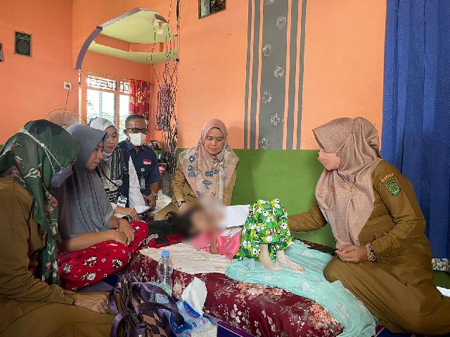 Dinsos Inhil Serahkan Bantuan Dana Kepada 2 Pasien Rujukan