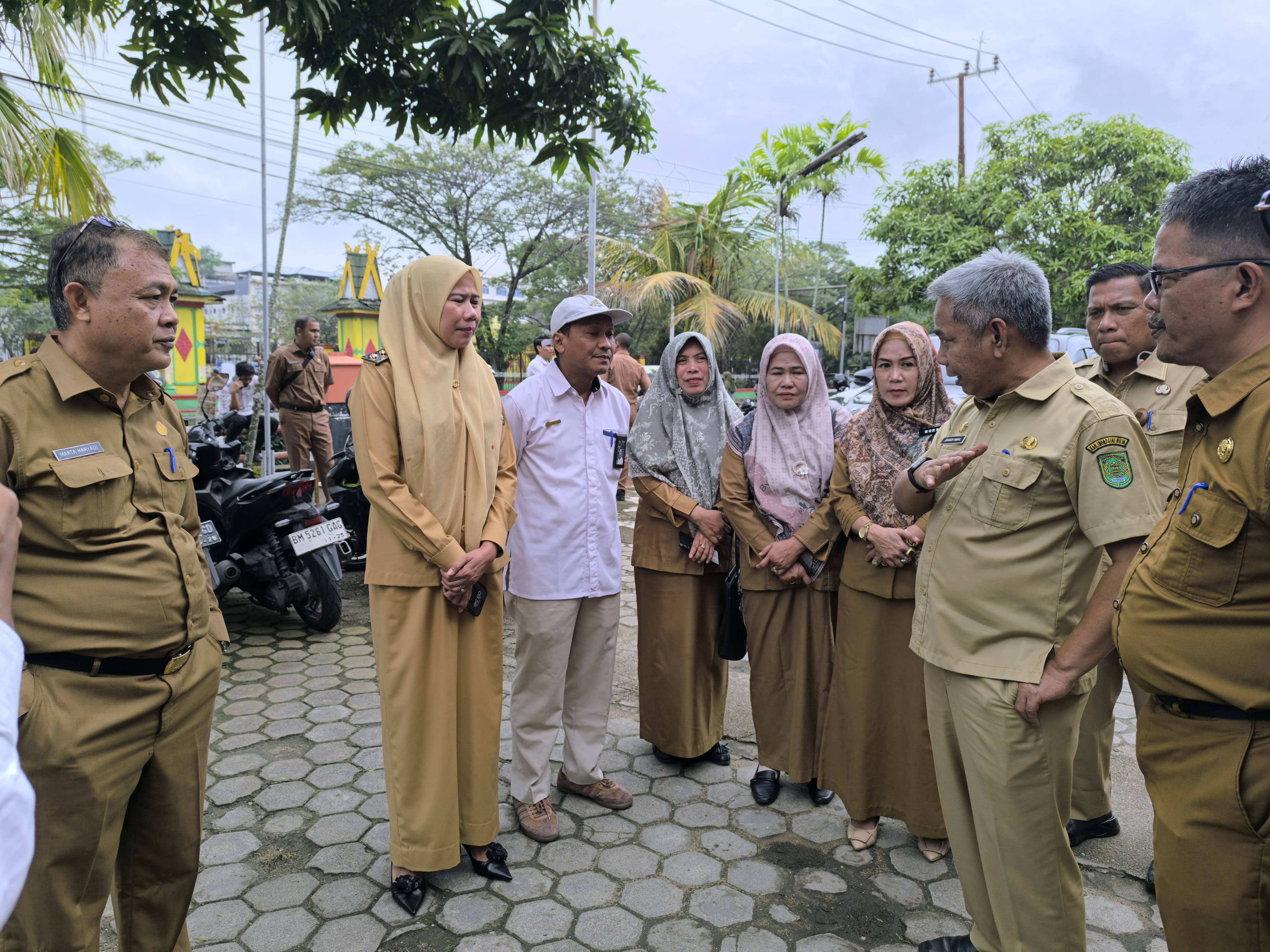 Wabup Inhil Tinjau Operasi Pasar Murah dan Pelayanan Kependudukan