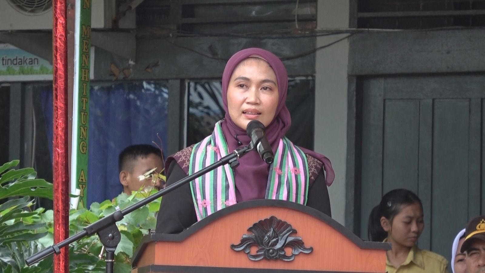 Jelajah Anak Riau, Bunda Literasi Inhil Dampingi Ketua TP PKK Riau Sambangi SMA 1 Tembilahan