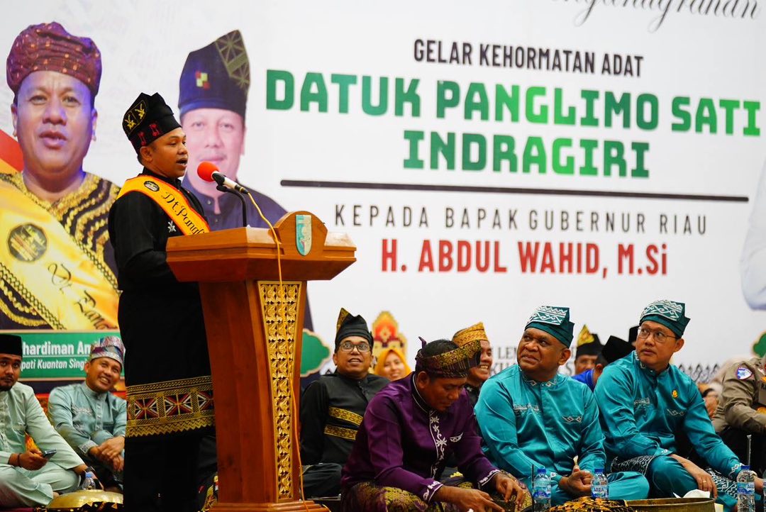Gubernur Riau Abdul Wahid Menerima Gelar Kehormatan Adat Datuk Panglimo Sati Indragiri